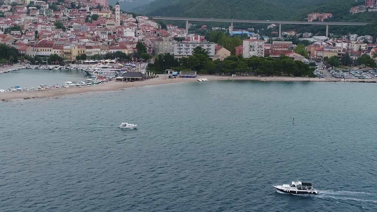 Un'imbarcazione naviga sull'acqua vicino alla costa croata e alla zona della spiaggia
