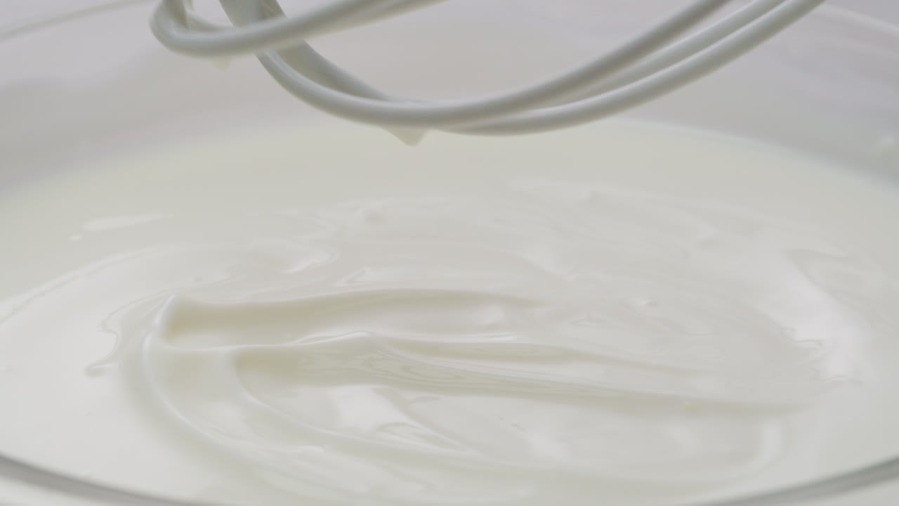 Creme de Leite Fresco Sendo Batido com Fouet