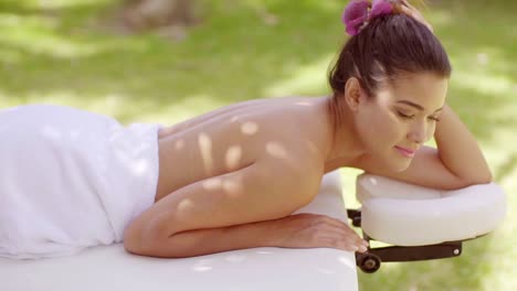 mujer mirando en el spa de belleza al aire libre