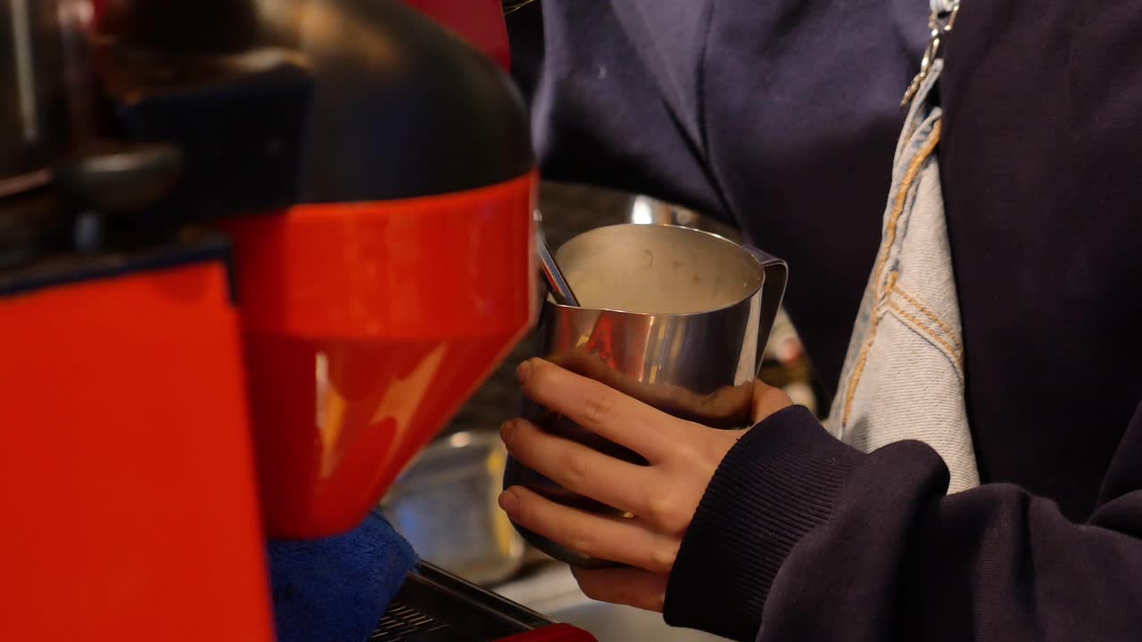 커피를 위한 바리스타 김이 나는 우유