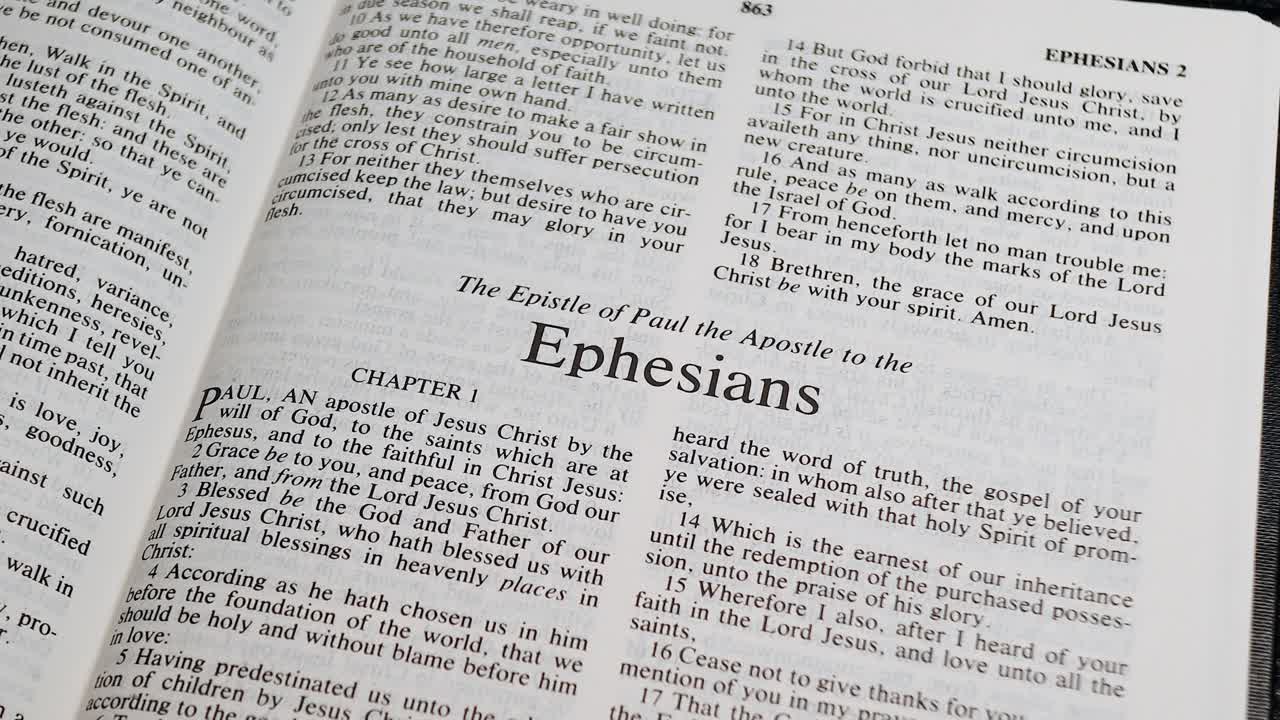 Detailní záběr na otáčení stránky Bible na knihu Efezským