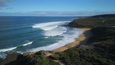 australia torquay cinemático pan adelante escénico dron wsl océano escena cinemática establecimiento disparar por taylor brant películas