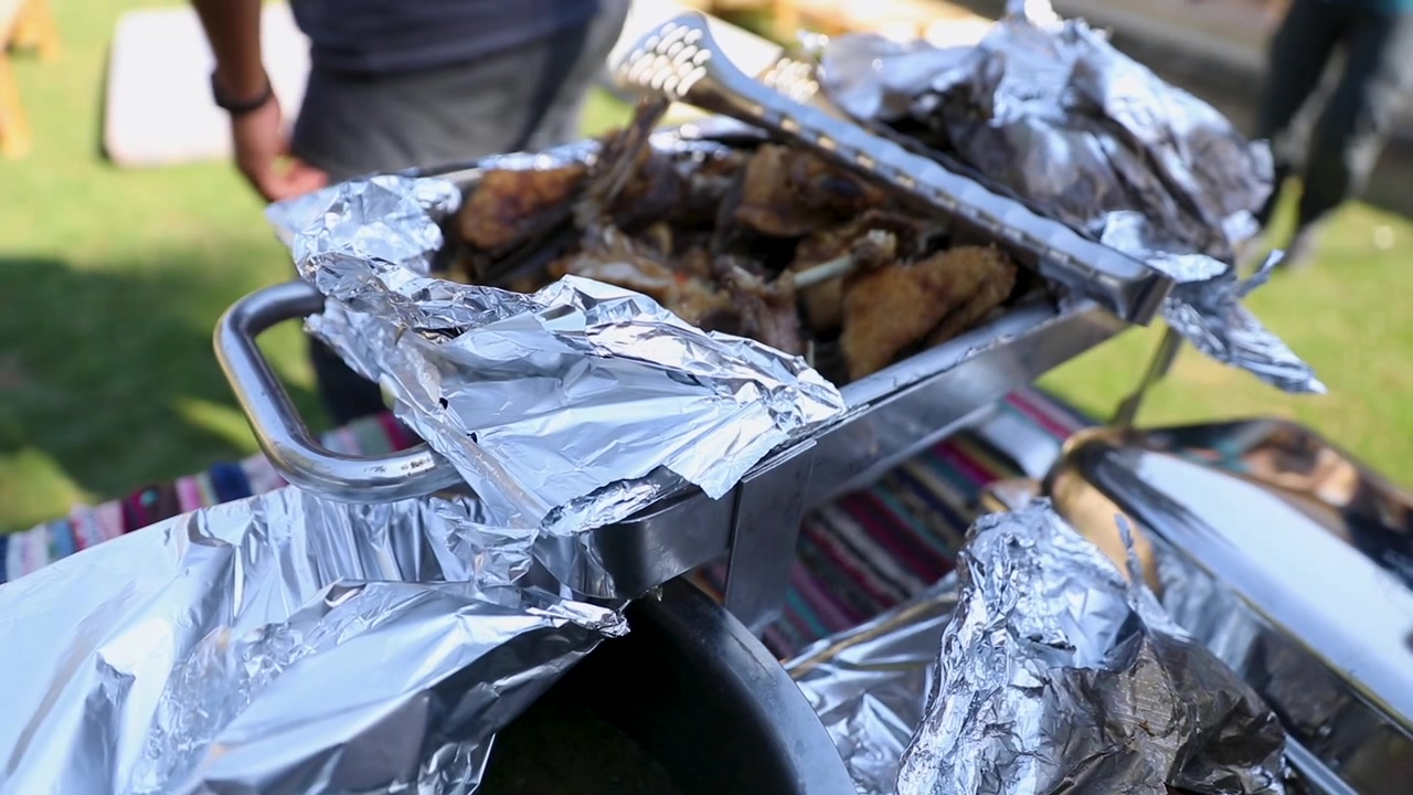 Pollo alla griglia su un grande piatto in giardino