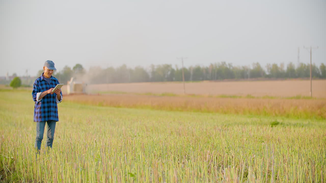 디지털 태블릿 농업을 사용하는 농부 25