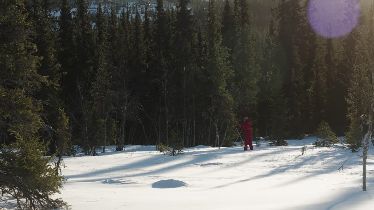 Sciatori di fondo che avanzano lentamente attraverso la neve profonda e soffice fuori pista, nel paesaggio innevato della Norvegia in una soleggiata giornata invernale.