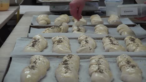 Eine-Bäckerei,-Auch-Bäckerei-Oder-Bäckerei,-Ist-Eine-Einrichtung,-Die-In-Einem-Ofen-Gebackene-Lebensmittel-Auf-Mehlbasis-Wie-Brot,-Kekse,-Kuchen,-Gebäck-Und-Pasteten-Herstellt-Und-Verkauft