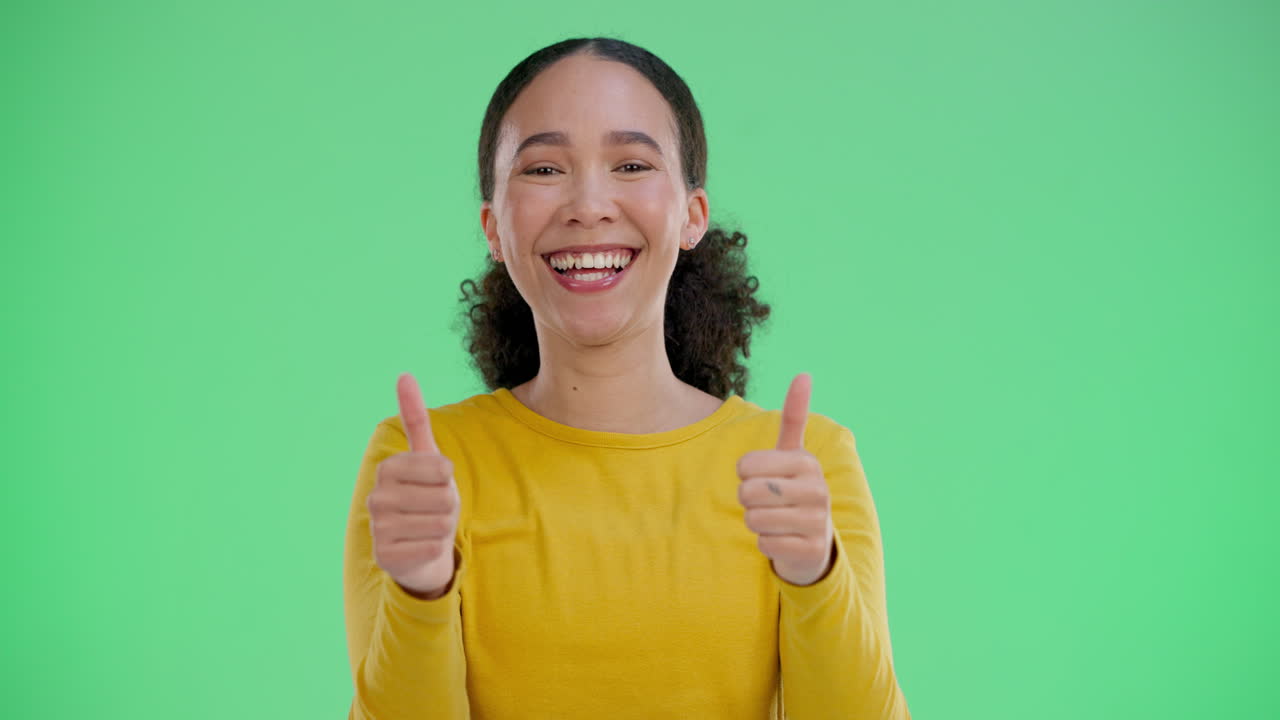 mujer levantando el pulgar en la pantalla verde