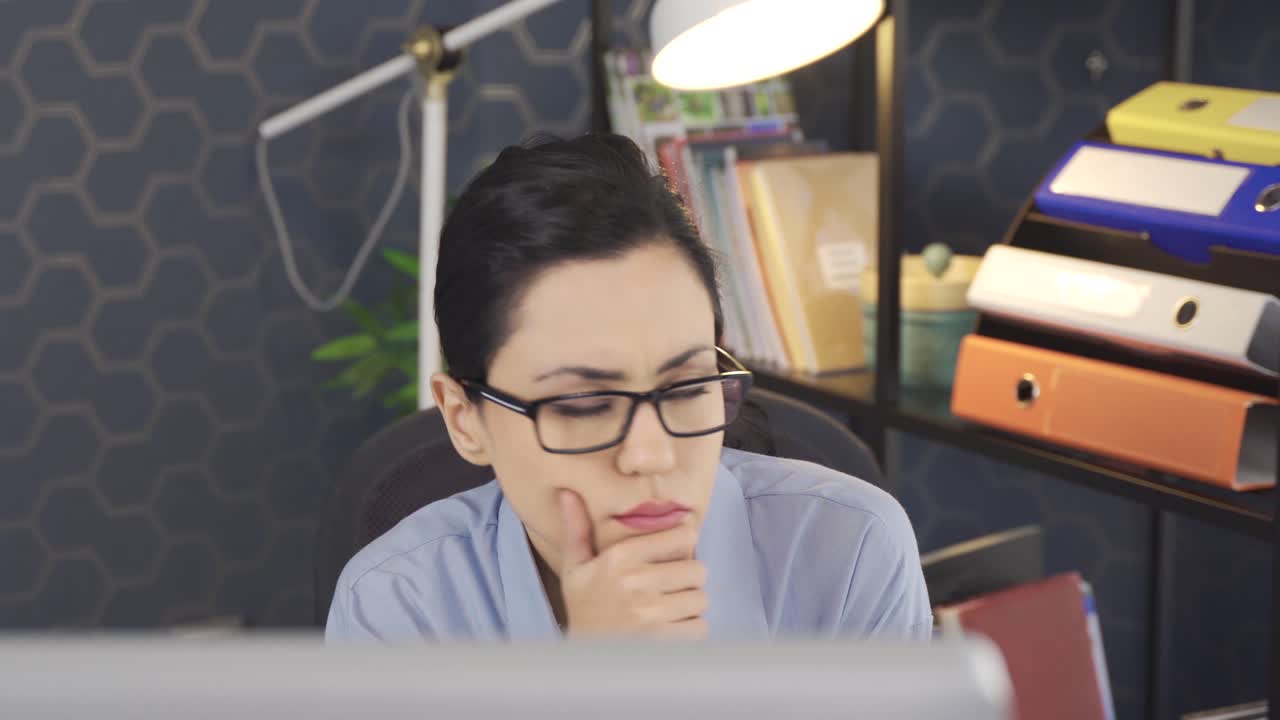 사무실에서 컴퓨터로 일하는 비즈니스 여성.