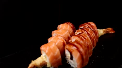 rollos de sushi de salmón tempura