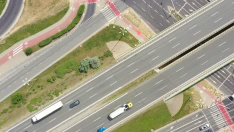 imágenes aéreas de verano del cruce de transporte, vista del día del cruce de cruce de tráfico desde arriba con la carretera