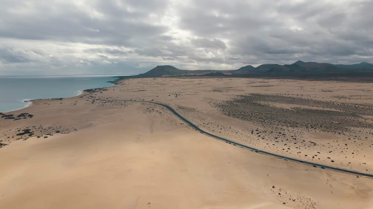 드론 비행은 백라운드와 대서양에 산이 있는 푸에르테벤투라 해안을 던졌습니다.