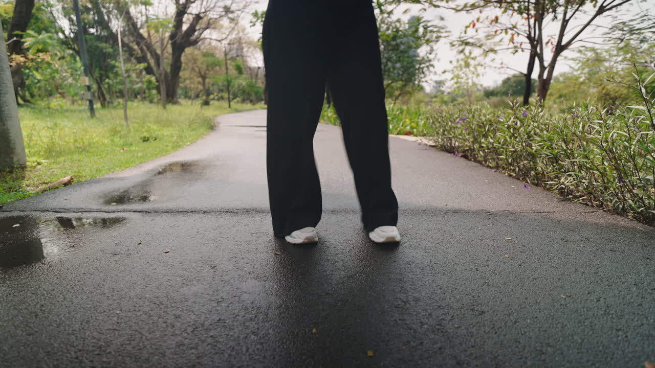 公園を歩く