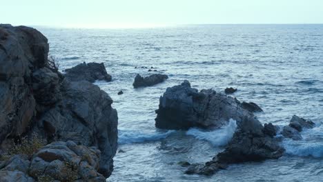 Olas-Poderosas-Rompiendo-Contra-Una-Costa-Rocosa-Mexicana,-Encapsulando-La-Esencia-Vigorosa-Pero-Serena-De-La-Naturaleza