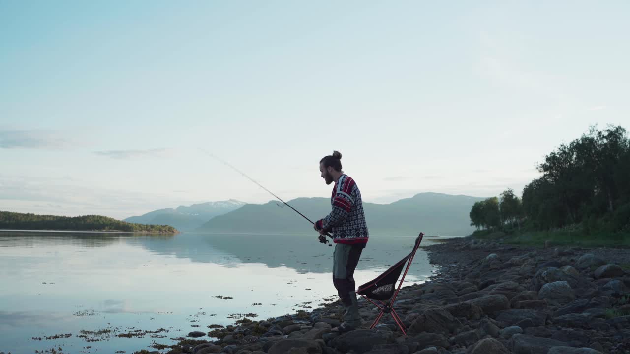 Vangsvik, Senja, Norwegia - Seorang Pria Bersiap untuk Petualangan Memancing di Tepi Danau - Rekaman Statis
