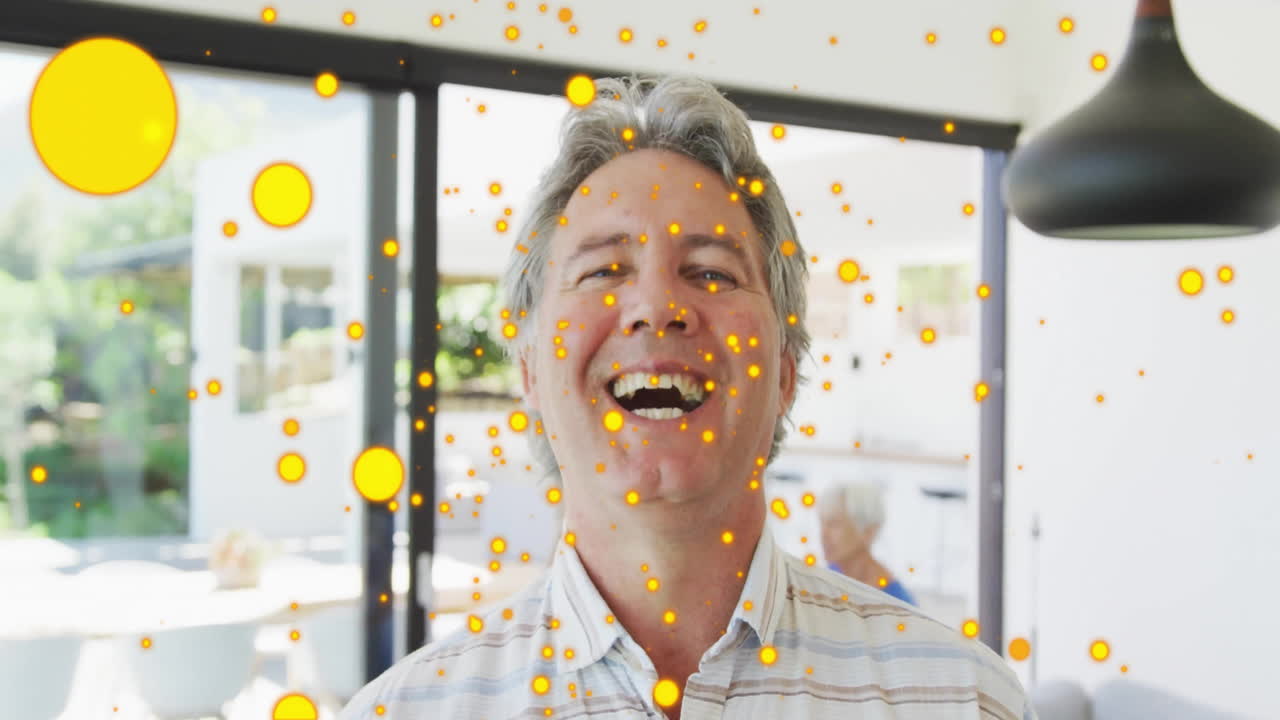 집에서 행복한 백인 남자 위에 노란 반점의 애니메이션