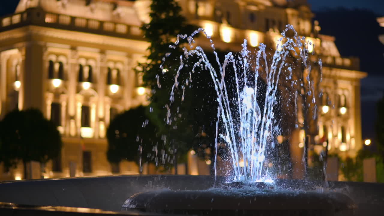 Vista de la fachada del Ayuntamiento de Oradea de noche en Rumanía. Iluminación y fuente en primer plano.