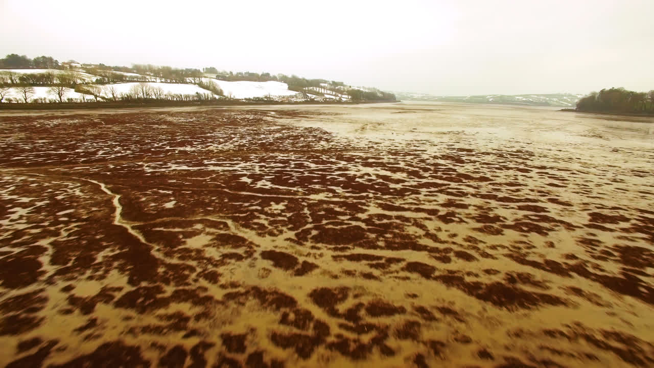 강 바닥의 공중 뷰 4k