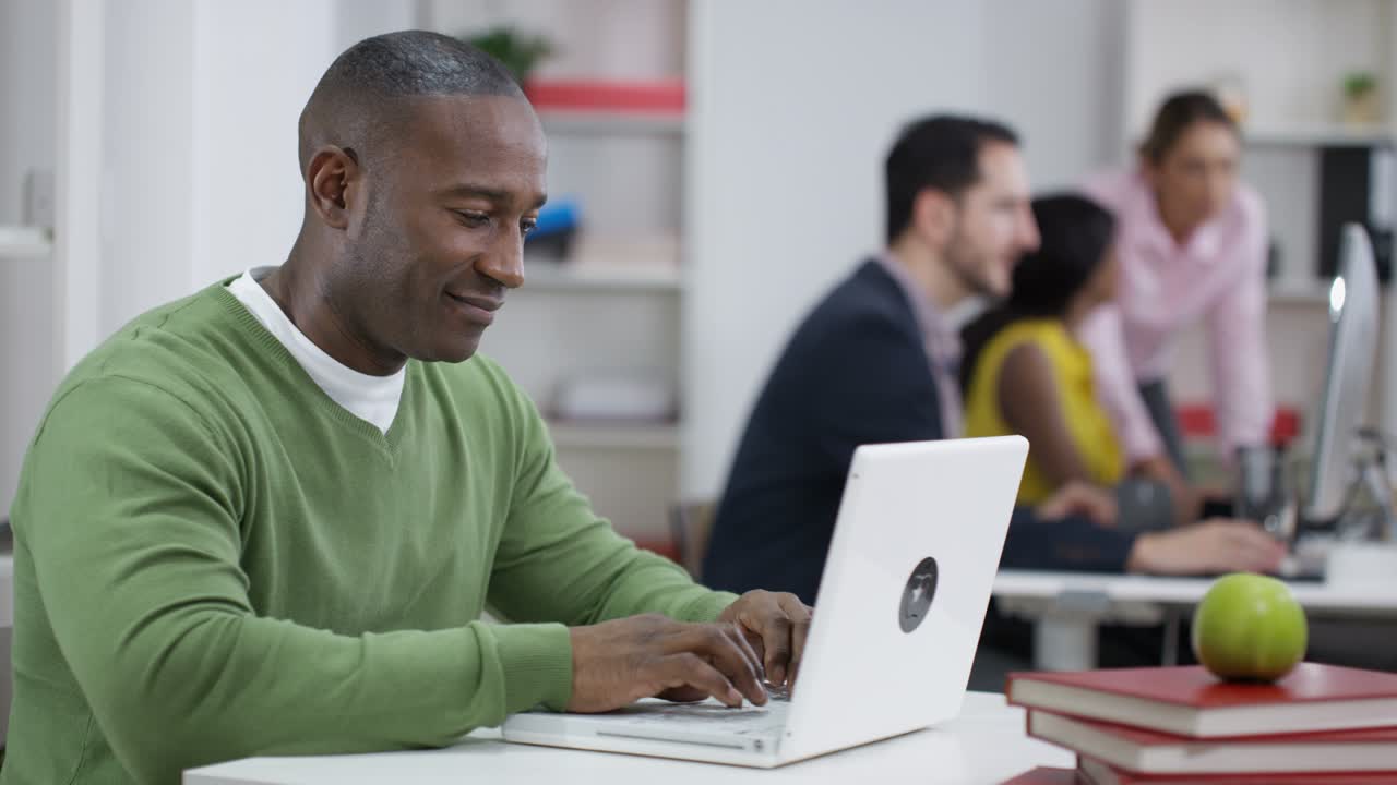 oficina moderna, joven y vibrante y trabajo en equipo