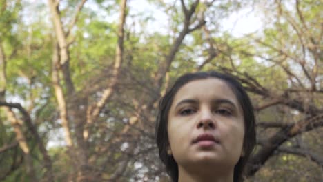 hermosa mujer atlética ejercicios con salto, saltando la cuerda en el bosque