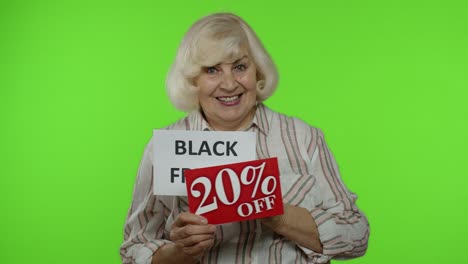 anciana abuela feliz mostrando viernes negro y 20 por ciento de descuento pancartas publicitarias
