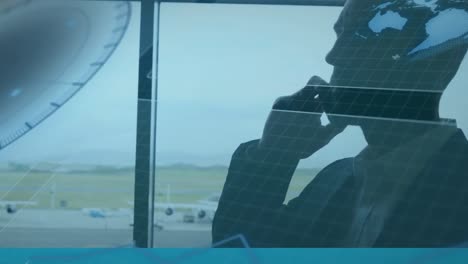 animación de procesamiento de datos contra un hombre de negocios caucásico hablando en un teléfono inteligente en un aeropuerto
