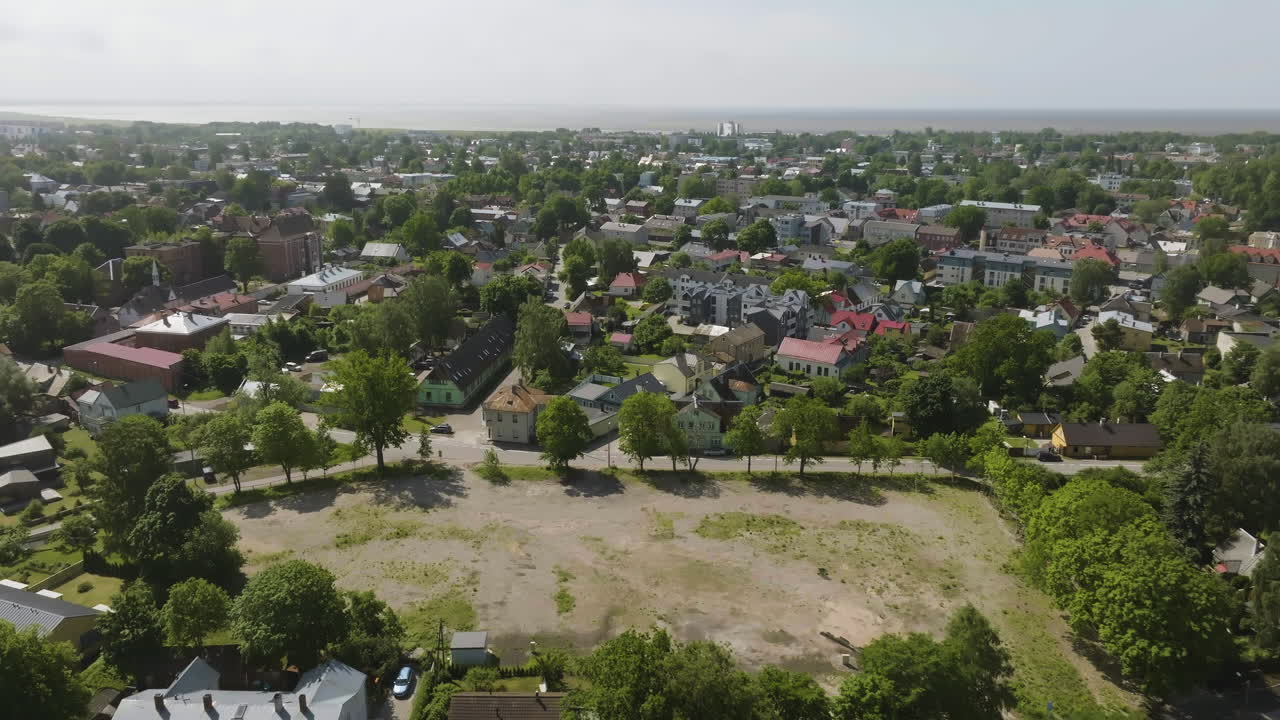 vista aérea de una ciudad junto al mar