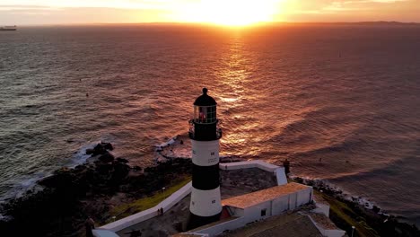 cielo del atardecer en la tarjeta postal de lightouse del centro de salvador bahia brasil