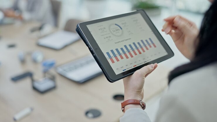 Forretningskvinde, hænder og tablet til data