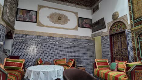 auténtica sala de estar marroquí en riad dentro de la ciudad vieja de fez fez marruecos