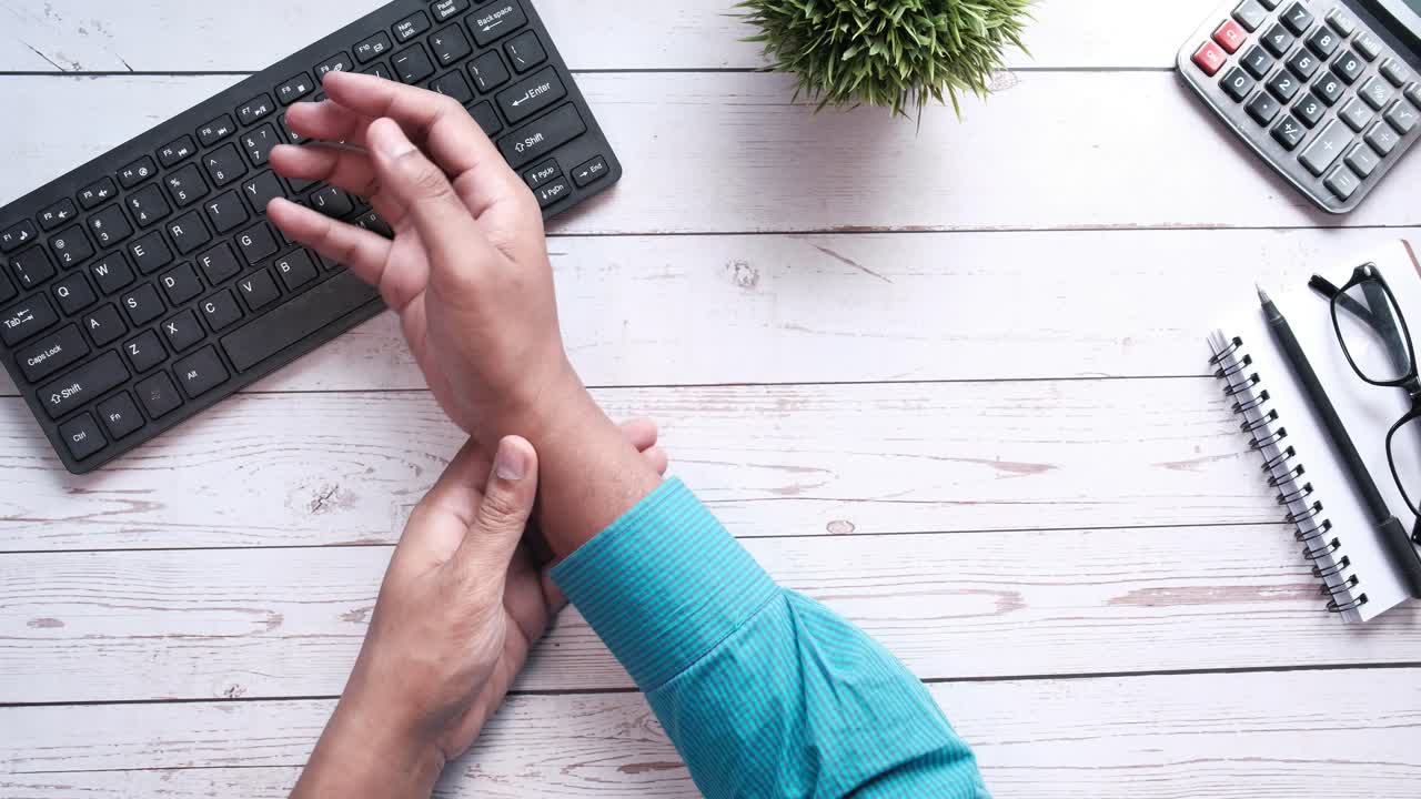 persona que escribe en el teclado, posible dolor en la muñeca