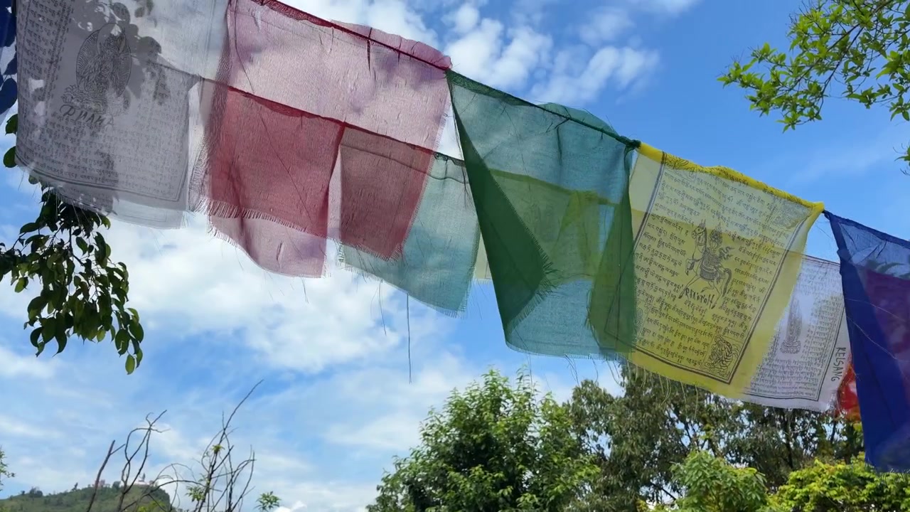 Bandiere di preghiera buddiste appese all'aperto nella zona montuosa di Pokhara, Nepal.