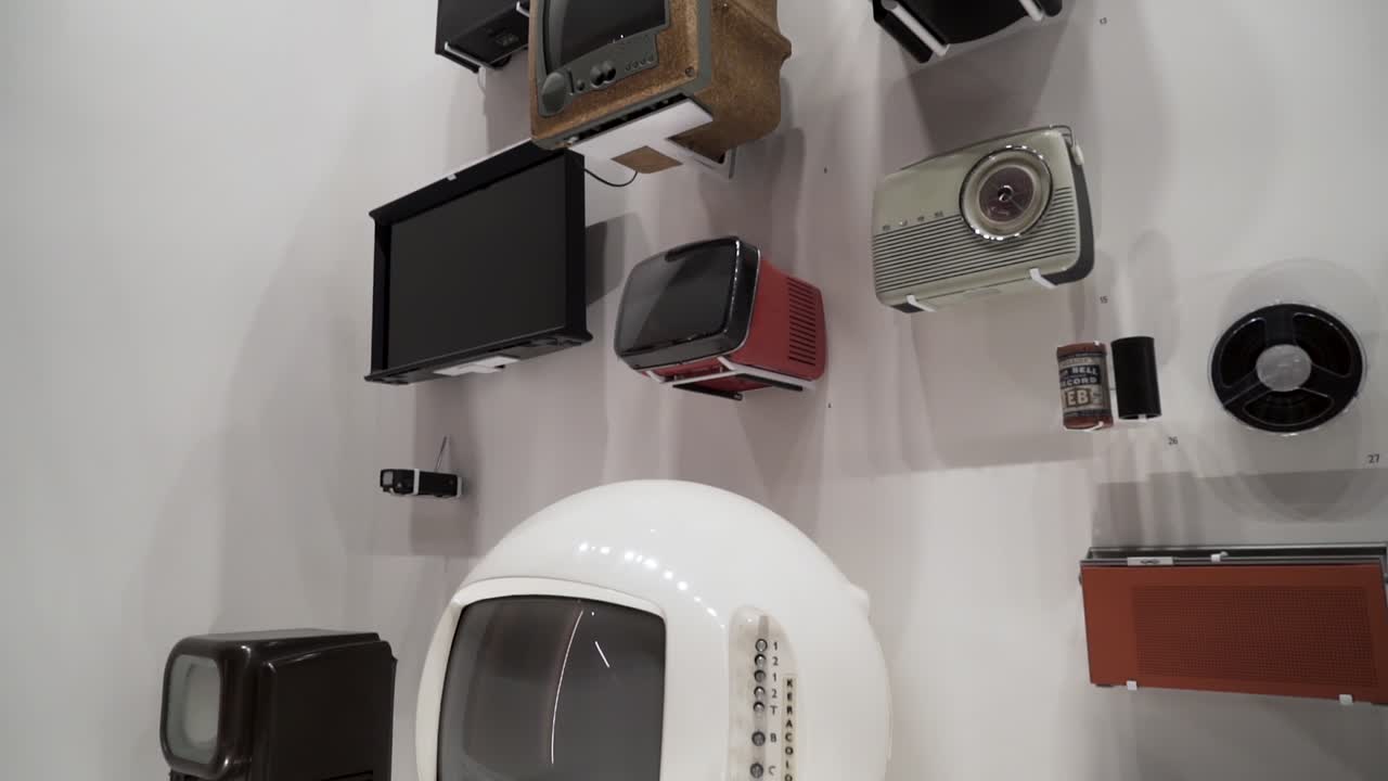 exhibición de televisores y radios antiguos