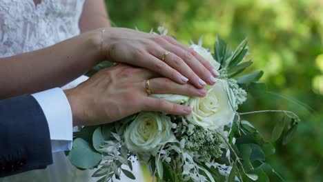 Pareja-De-Bodas-Novia-Y-Novio-Tomados-De-La-Mano-Mostrando-Sus-Anillos-De-Oro