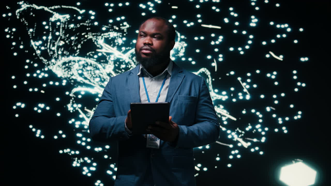 Afroamerikansk mann bruker nettbrett med futuristisk datavisualisering