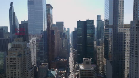 Erhöhter-Blick-Auf-Die-Lange,-Gerade,-Breite-Straße-Zwischen-Hohen,-Modernen-Wolkenkratzern-In-Der-Innenstadt.-7th-Avenue-Von-Norden.-Manhattan,-New-York-City,-Vereinigte-Staaten