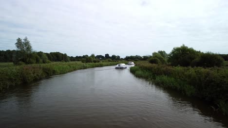 Imágenes-Aéreas-De-Drones-4k-Siguiendo-Un-Barco-Que-Viaja-A-Lo-Largo-Del-Río-Yare,-Norfolk-Broads,-Norfolk