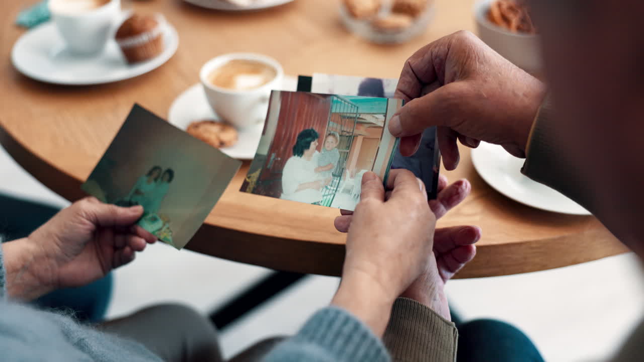 personas mayores, amigos y fotografía para el recuerdo