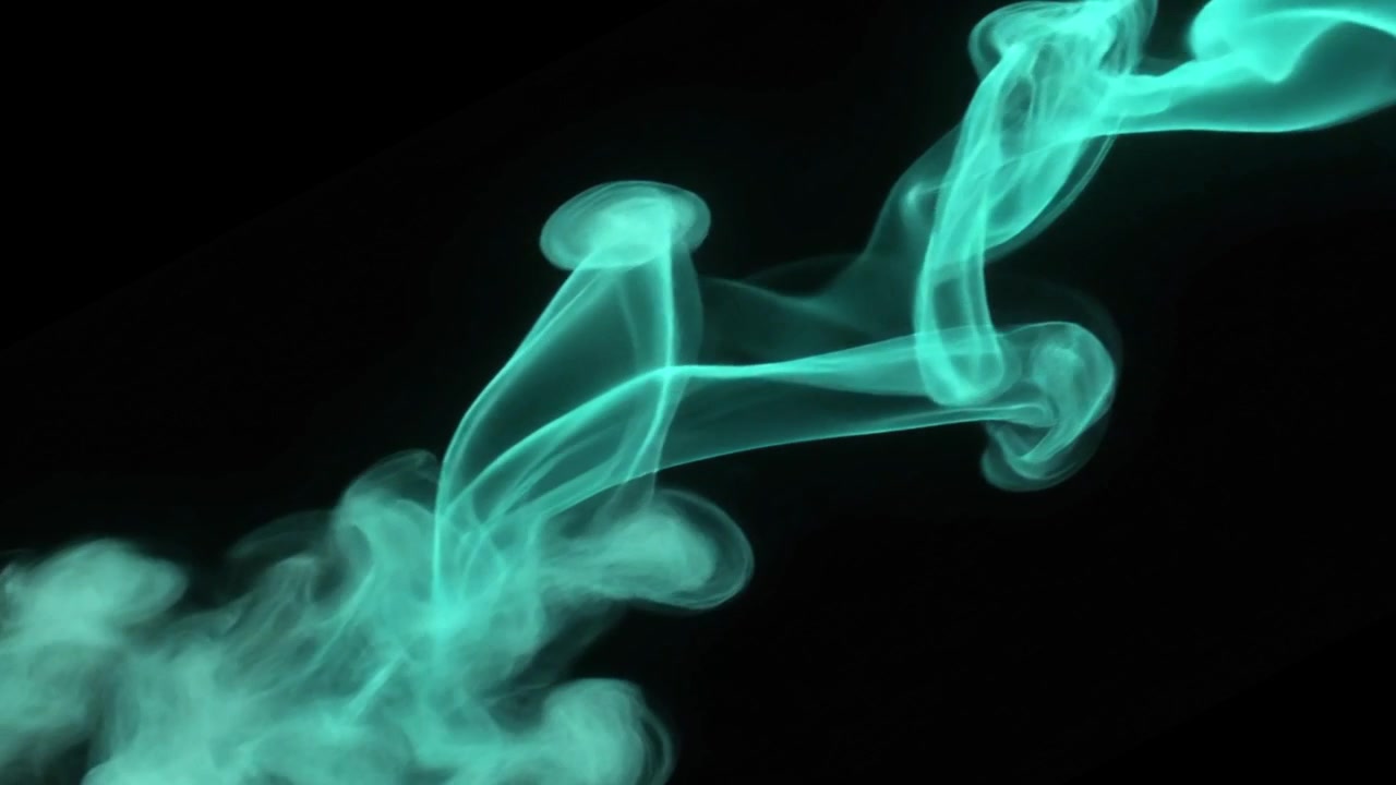 Fumo verde acqua astratto che turbina su sfondo nero