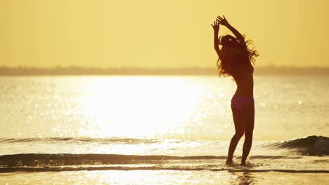 mujer china asiática en bikini en la playa del océano