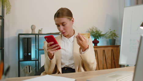 Mujer-De-Negocios-Haciendo-Compras-En-Línea-Pagos-Comprando-Con-Tarjeta-Bancaria-De-Crédito-Teléfono-Inteligente-En-La-Oficina