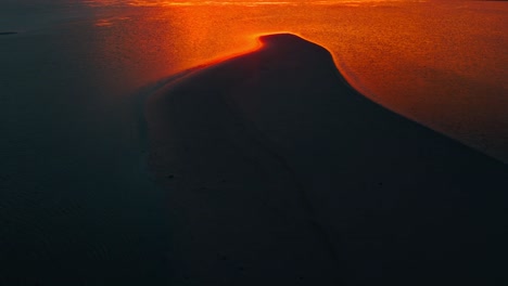 aspecto abstracto de la exótica tierra avanzada brilla por la luz del atardecer
