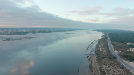 Vista-Aérea-Durante-El-Amanecer-De-Una-Reserva-Natural-Y-Su-Río