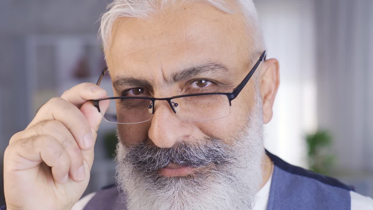 un hombre maduro y guapo que hace un guiño.