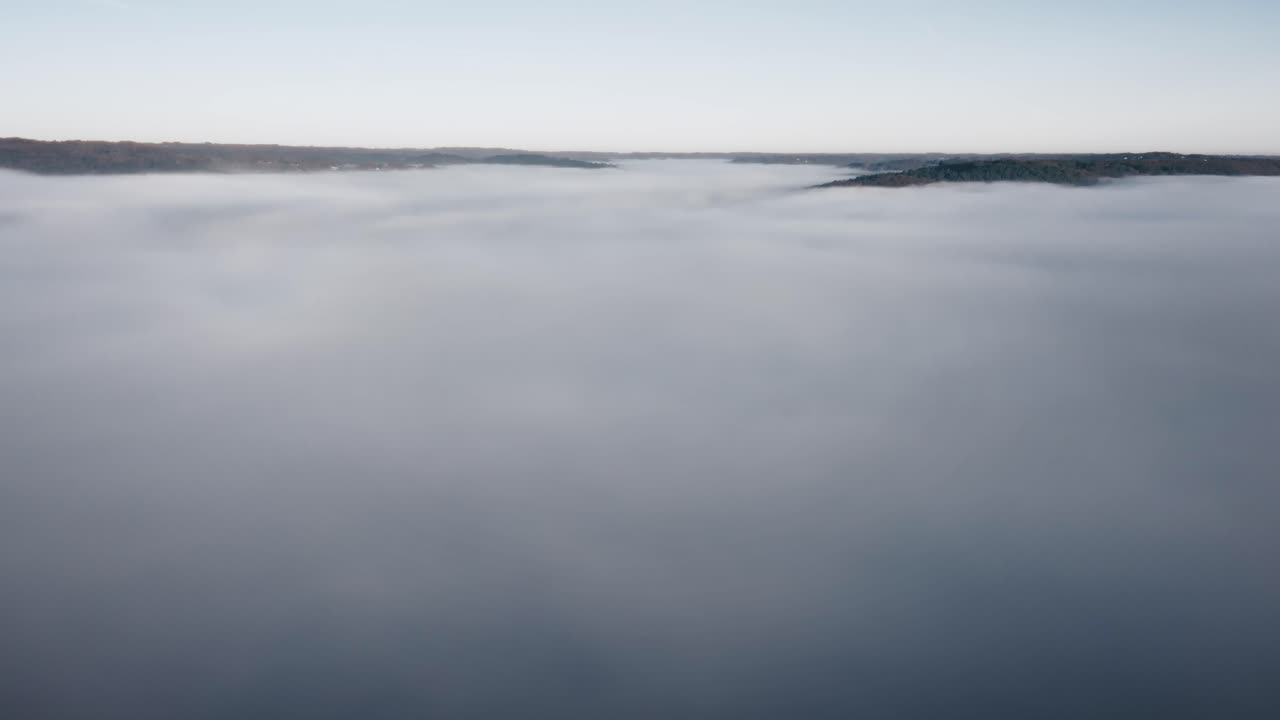 un vuelo de avión no tripulado sobre un mar de nubes, una sensación de ligereza y libertad en este paisaje de amanecer.