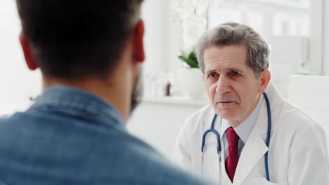 hombre en una visita de rutina a su médico
