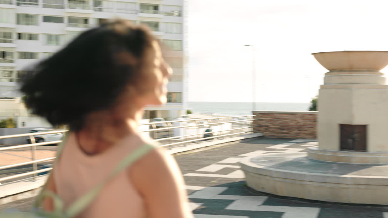 mujer brasileña, moda o viaje a la ciudad en río de