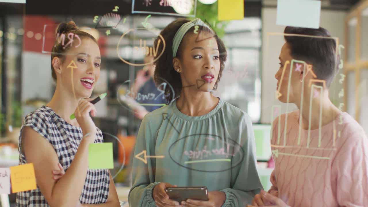 다양한 행복 한 사업가 들 이 사무실 에서 회의 하는 동안 일 에 대해 논의 하고 있다