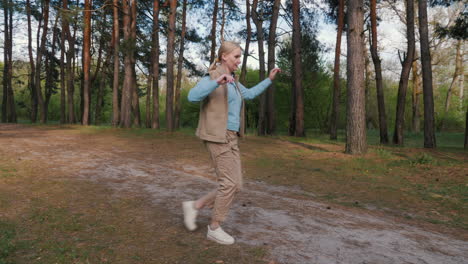 mujer caminando en un bosque