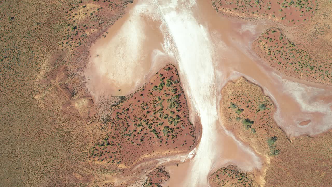 vista aérea desde arriba a lo largo del pintoresco lago gairdner, gran lago salado, sur de australia
