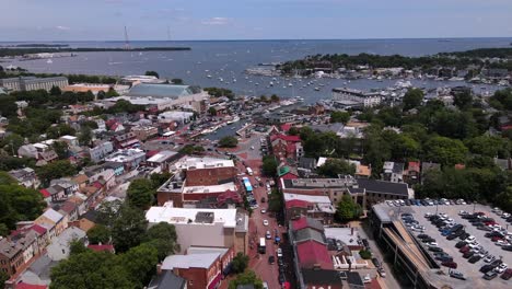 Ausgezeichnete-Luftaufnahme,-Die-Sich-In-Richtung-Der-Uferpromenade-Von-Annapolis,-Maryland,-Bewegt